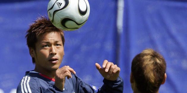 Bonn, GERMANY: Japanese forward Atsushi Yanagisawa (L) heads a ball to teammate Naohiro Takahara during an afternoon training session at the Sports Park North stadium in the FIFA World Cup training camp in Bonn, 09 June 2006. Japan will compete with Australia, Brazil and Croatia in the Group-F. AFP PHOTO / TOSHIFUMI KITAMURA (Photo credit should read TOSHIFUMI KITAMURA/AFP/Getty Images)