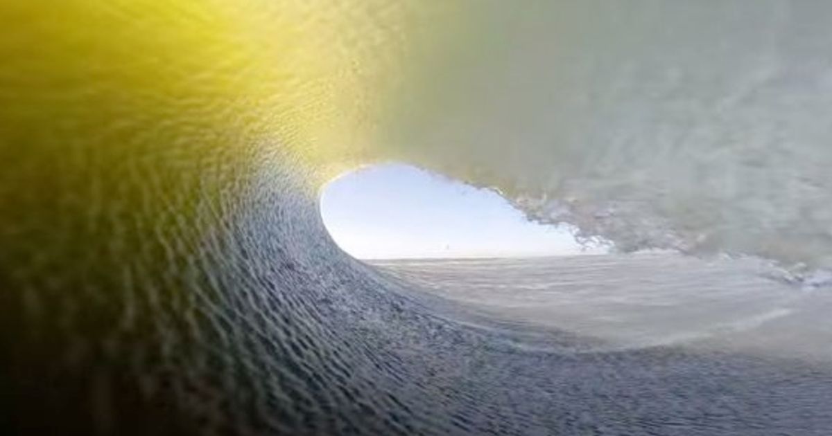 18歳サーファーが捉えた 過去最高 の波は 見るもの全てを海のトンネルへいざなう 動画 ハフポスト
