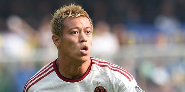 VERONA, ITALY - OCTOBER 19: Keisuke Honda of Milan in action during the Serie A match between Hellas Verona FC and AC Milan at Stadio Marc'Antonio Bentegodi on October 19, 2014 in Verona, Italy. (Photo by Giuseppe Bellini/Getty Images)