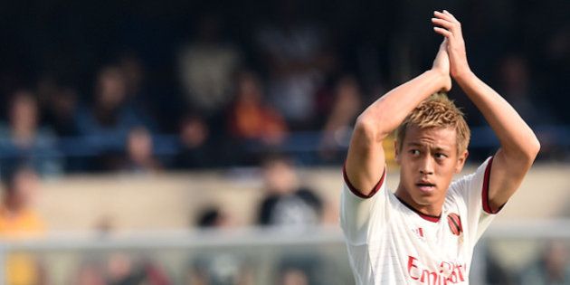 VERONA, ITALY - OCTOBER 19: Keisuke Honda of AC Milan celebrates after scoring the goal 0-2 during the Serie A match between Hellas Verona FC and AC Milan at Stadio Marc'Antonio Bentegodi on October 19, 2014 in Verona, Italy. (Photo by Giuseppe Bellini/Getty Images)