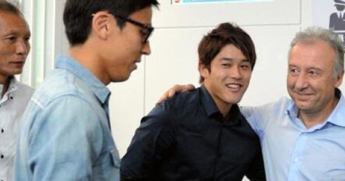 内田篤人が イエローカード ザッケローニ監督をサプライズ見送り 画像 ハフポスト 内田篤人が イエローカード ザッケローニ監督をサプライズ見送り 画像 ハフポスト