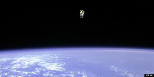 宇宙遊泳写真－宇宙空間を漂う飛行士の象徴的な写真25枚 | ハフポスト NEWS