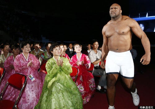 アントニオ猪木氏らが平壌でプロレス大会 ボブ・サップらの場外乱闘に