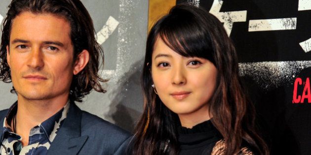 TOKYO, JAPAN - AUGUST 27: Actor Orlando Bloom (L) and actress Nozomi Sasaki attend the press conference for the Japan premiere of 'ZULU' at the Ritz Carlton Tokyo on August 27, 2014 in Tokyo, Japan. (Photo by Keith Tsuji/Getty Images)