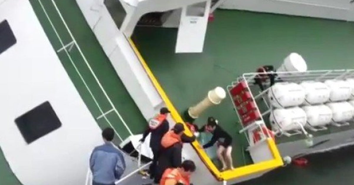 韓国船沈没、パンツ姿で脱出する船長 最初の救助場面を公開【動画