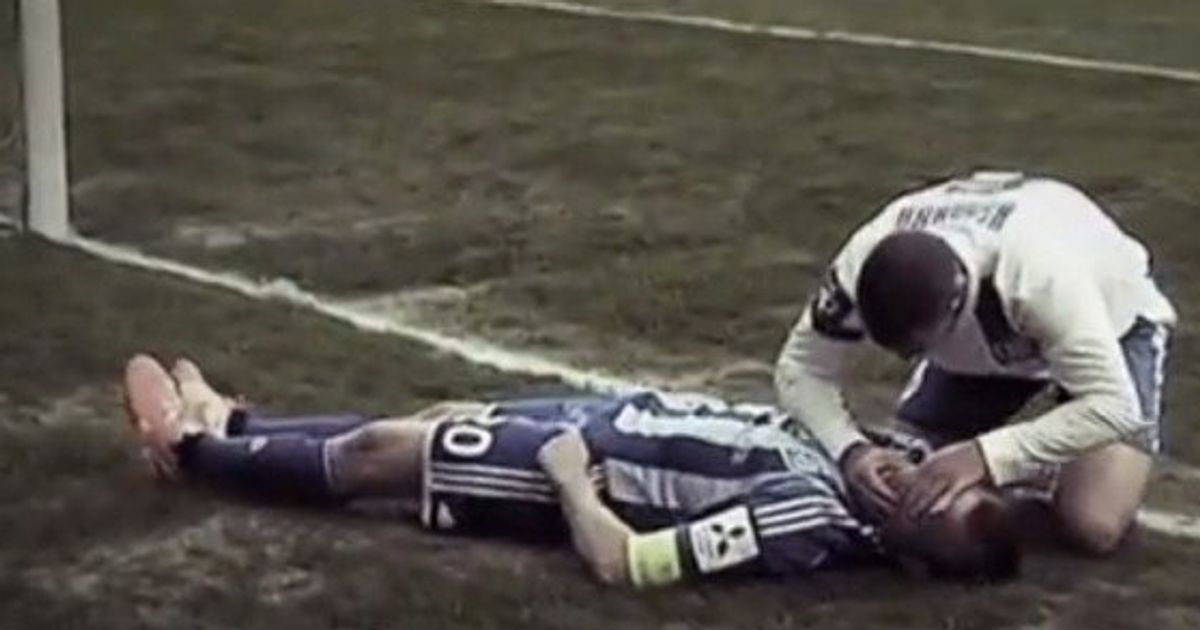 サッカー選手同士の激突 対戦相手が命を救う 動画 ハフポスト