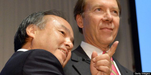 President of Japan's mobile carrier Softbank Masayoshi Son (L) gestures to the CEO of the third largest mobile carrier in the US, Sprint Nextel's Dan Hesse (R), as they announced Softbank will acquire Sprint Nextel in Tokyo on October 15, 2012. Japanese mobile carrier Softbank announced a monster deal to take control of US-based Sprint Nextel for about 20 billion USD in the biggest-ever overseas acquisition by a Japanese firm. AFP PHOTO / Yoshikazu TSUNO (Photo credit should read YOSHIKAZU TSUNO/AFP/GettyImages)