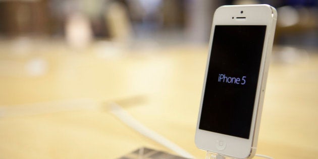 LONDON, UNITED KINGDOM - SEPTEMBER 21: Apple iPhone 5's are sold to customers in the Apple store in Covent Garden on September 21, 2012 in London, England. The much anticipated Apple iPhone 5 went on sale across the globe today. (Photo by Ming Yeung/Getty Images)