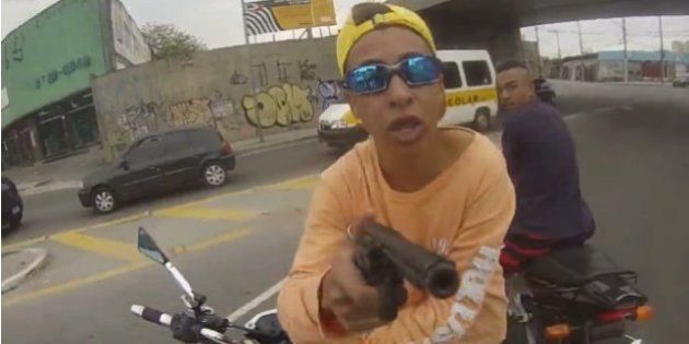 ブラジル サンパウロでバイク強盗が警官に銃撃される瞬間をヘルメット搭載カメラが捉える 動画 ハフポスト News