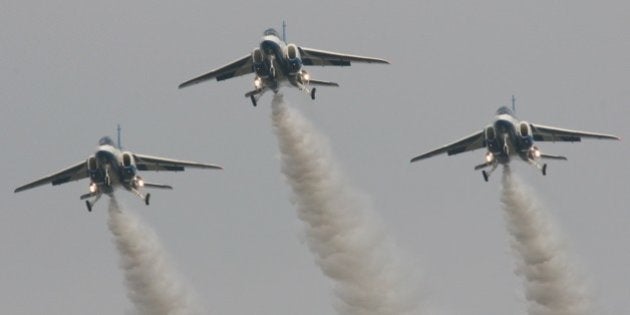 入間航空祭に過去最多の32万人が来訪 ブルーインパルスの曲芸飛行に歓声 写真ギャラリー ハフポスト