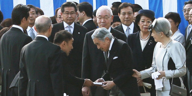 山本太郎氏、天皇陛下に直訴 園遊会で手紙を手渡し