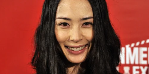 寄生獣」が映画化 深津絵里の顔が割れ、染谷将太の腕にパラサイトが