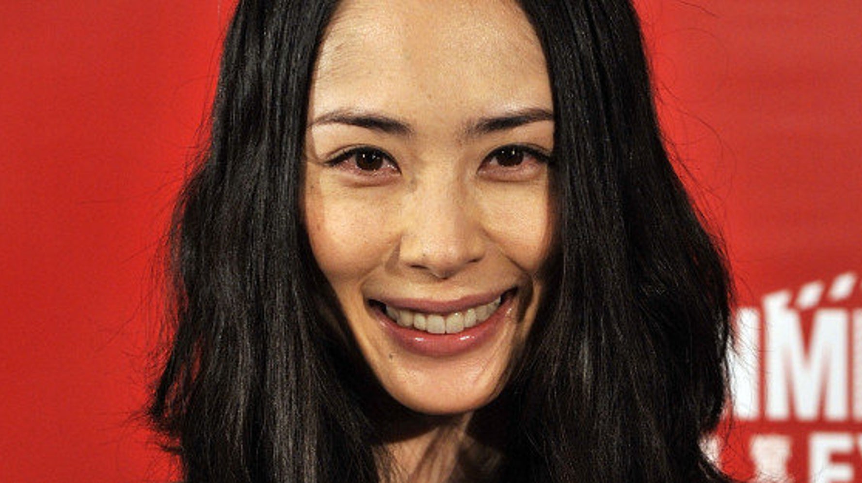 寄生獣 が映画化 深津絵里の顔が割れ 染谷将太の腕にパラサイトが ハフポスト News