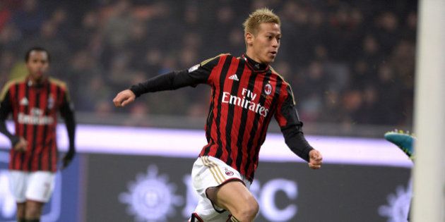 MILAN, ITALY - JANUARY 15: Keisuke Honda of AC Milan scores the third goal during the TIM Cup match between AC Milan and AC Spezia at San Siro Stadium on January 15, 2014 in Milan, Italy. (Photo by Claudio Villa/Getty Images)