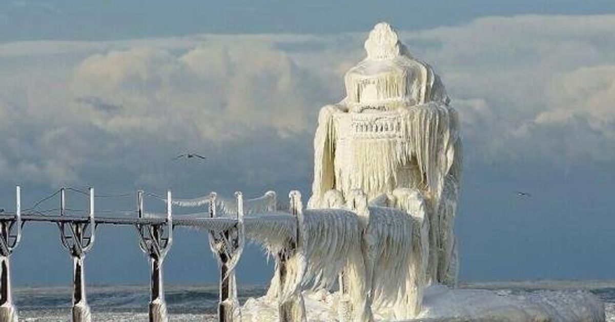 氷の宮殿 になったミシガン湖の灯台 写真 ハフポスト