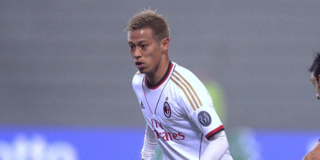 SASSUOLO, ITALY - JANUARY 12: Keisuke Honda of AC Milan in action during the Serie A match between US Sassuolo Calcio and AC Milan on January 12, 2014 in Sassuolo, Italy. (Photo by Claudio Villa/Getty Images)