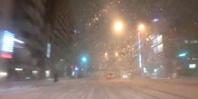 東京ホワイトアウト 大雪の日に運転席から見えた風景が怖い 動画 ハフポスト