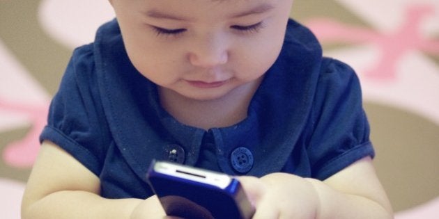 1歳児の74 がスマホを利用 Youtube繰り返し見ている ハフポスト