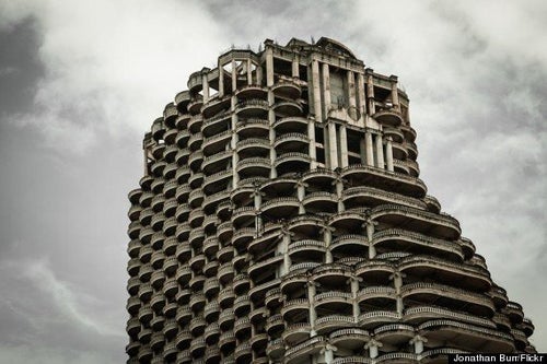 廃墟になった49階建てのビルが、バンコクに今もそびえ立っている（画像
