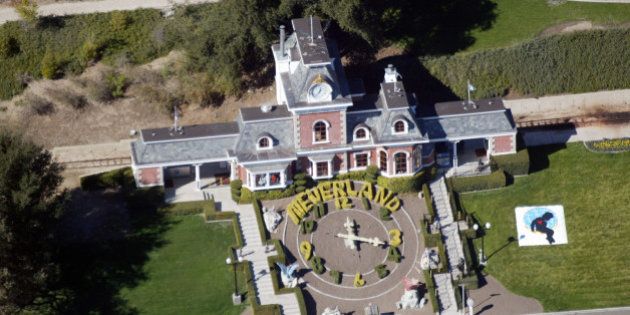 LOS OLIVOS, CA - NOVEMBER 18 : An aerial photo shows a Santa Barbara County Sheriff's vehicle in front of singer Michael Jackson's Neverland Ranch November 18, 2003 outside of Santa Barbara, California. Police armed with a search warrant swarmed Jackson's sprawling home in the Santa Ynez Valley. One media report said the warrant was tied to allegations brought by a 12-year-old boy. (Photo by Frazer Harrison/Getty Images)