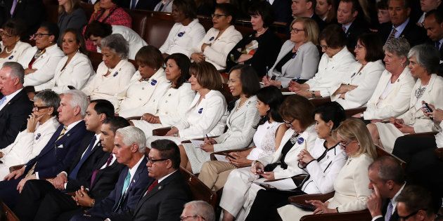 トランプ大統領の初めての一般教書演説を、白いスーツを着て聞く女性議員ら＝2017年2月28日、ワシントン