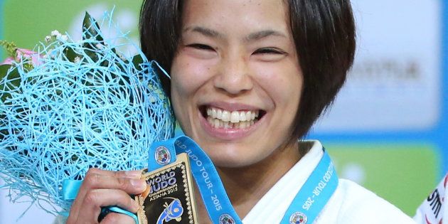 世界柔道女子57キロ級の表彰式で金メダルを掲げる松本薫（ベネシード）＝2015年8月26日、カザフスタン・アスタナ