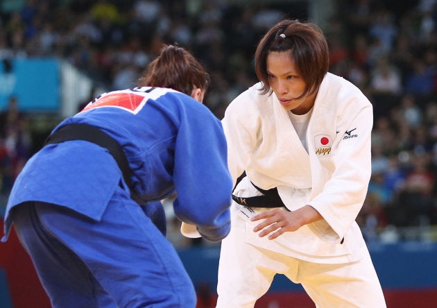 鋭い視線で決勝戦に臨む柔道女子57キロ級の松本薫（右）＝2012年7月30日、イギリス・ロンドン