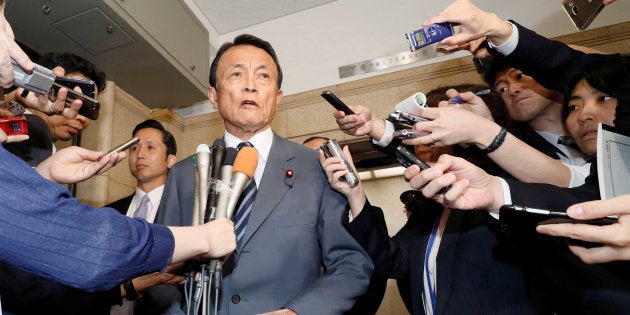 記者団に囲まれる麻生太郎氏（2018年4月）