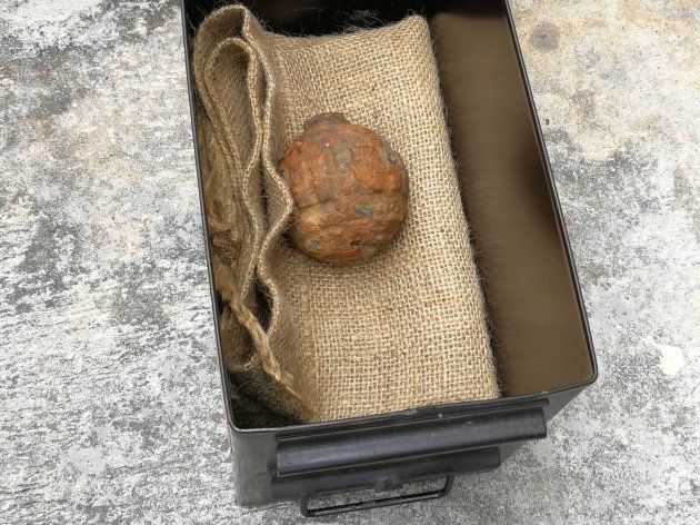 2日、香港のポテトチップスの工場で、フランス産のジャガイモに紛れているのが見つかった第1次世界大戦時代の手りゅう弾（香港警察が3日公開）（中国・香港）