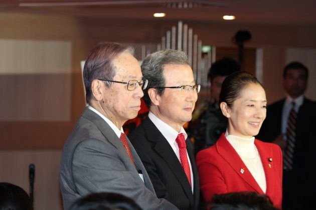 福田元総理（左）と程永華全権大使（中央）
