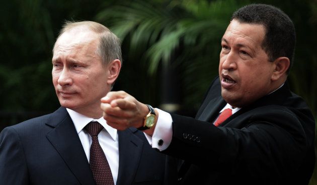 ロシアのプーチン首相（当時、左）と話すチャベス大統領＝2010年4月、カラカス