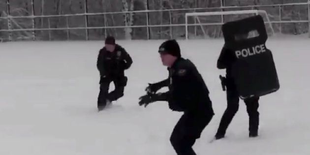 雪合戦をするアメリカ・ワシントン州デュヴァルの警察官ら