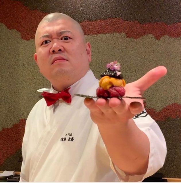 北九州市にある「照寿司』の店主。濃いキャラクターがInstagramなどで人気を呼んでいる。こうした職人たちが「寿司のイメージを変えている」と岡さんは話す