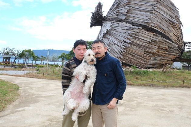 川田さん（左）と田中さん。ふたりにとって子供のような存在の愛犬と一緒に