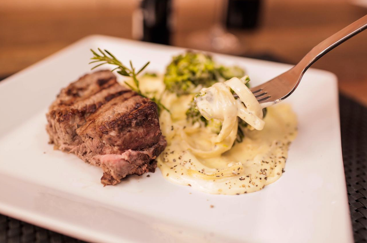 Medalhão de filé-mignon com fettuccine, uma das opções da casa de carnes El Negro.