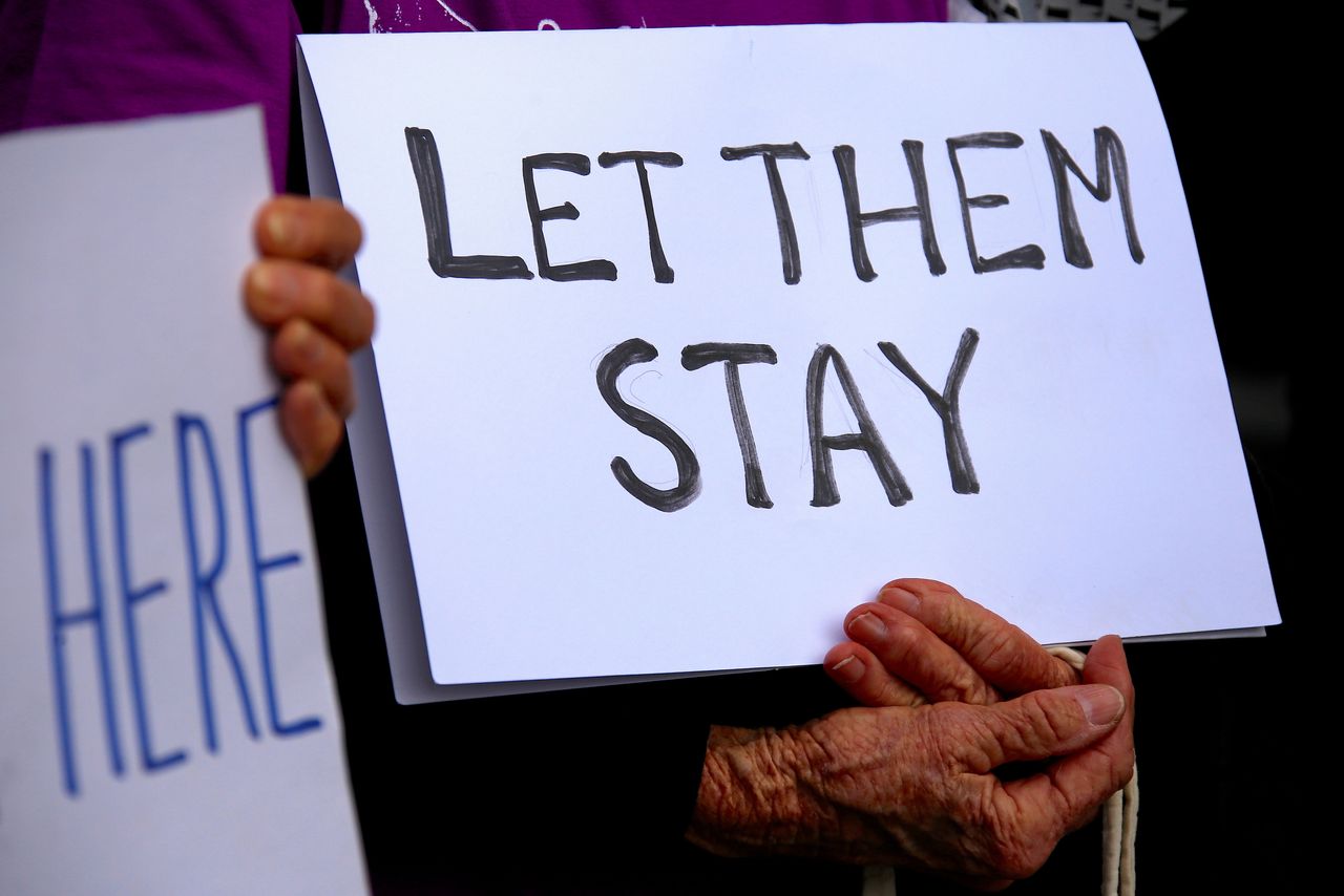 «Αφήστε τους πρόσφυγες να μείνουν», είναι το σύνθημα όσων δίνουν το παρών στις συγκεντρώσεις διαμαρτυρίας