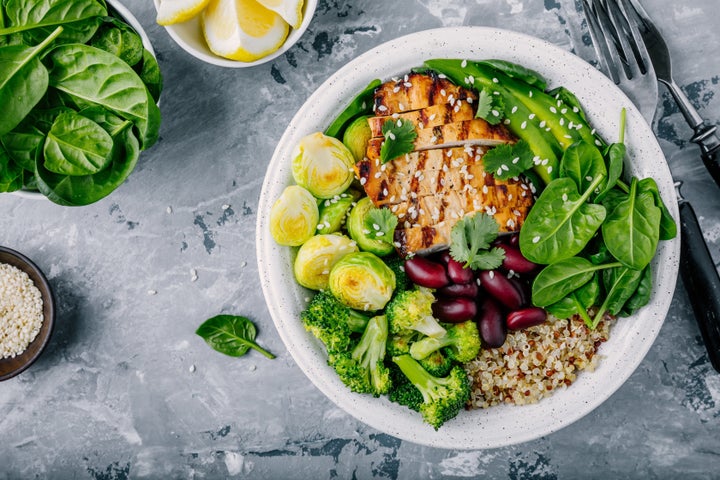 Antes do bloco, dê preferência aos cereais, frutas, hortaliças e uma boa fonte de proteína, como frango e ovo.