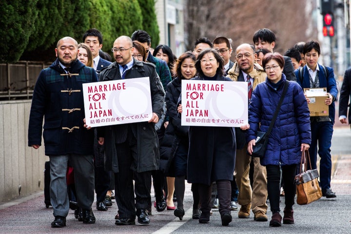 同性婚をめぐる訴訟の原告ら＝2月14日、東京地裁前