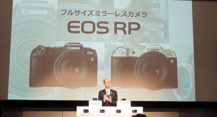 EOS RPの発表会見で話すキヤノンの戸倉剛執行役員