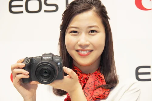 EOS RP」発表、初代α7に匹敵する軽さ 485グラムのフルサイズミラーレス