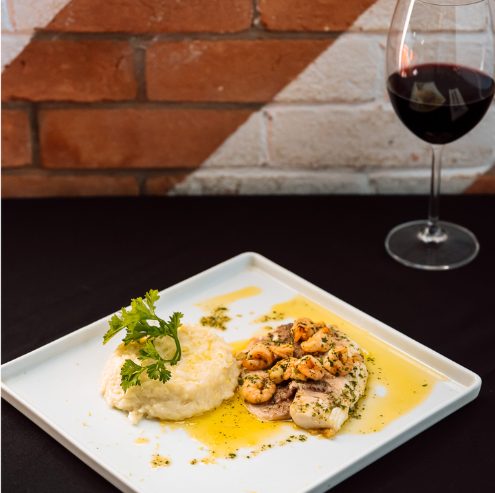 Tilápia, camarão e arroz cremoso de limão siciliano do Contê, que une espontaneidade de um bar a uma cozinha moderna.