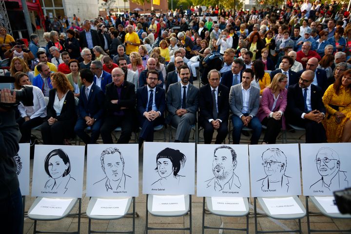 Από τις εκδηλώσεις διαμαρτυρίας, με τα πορτραίτα των συλληφθέντων πολιτικών της Καταλονίας, πάνω σε κενά καθίσματα...