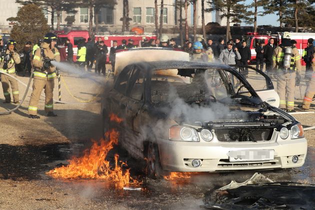 민주당 의원실 비서가 국회 앞 분신 남성을 '통구이'로