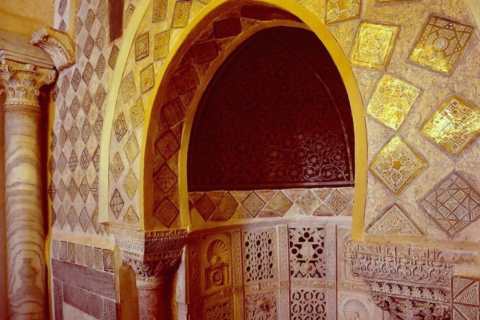 Vue partielle des carreaux lustrés, posés sur la pointe, ornant l'arc du mihrab et la partie...