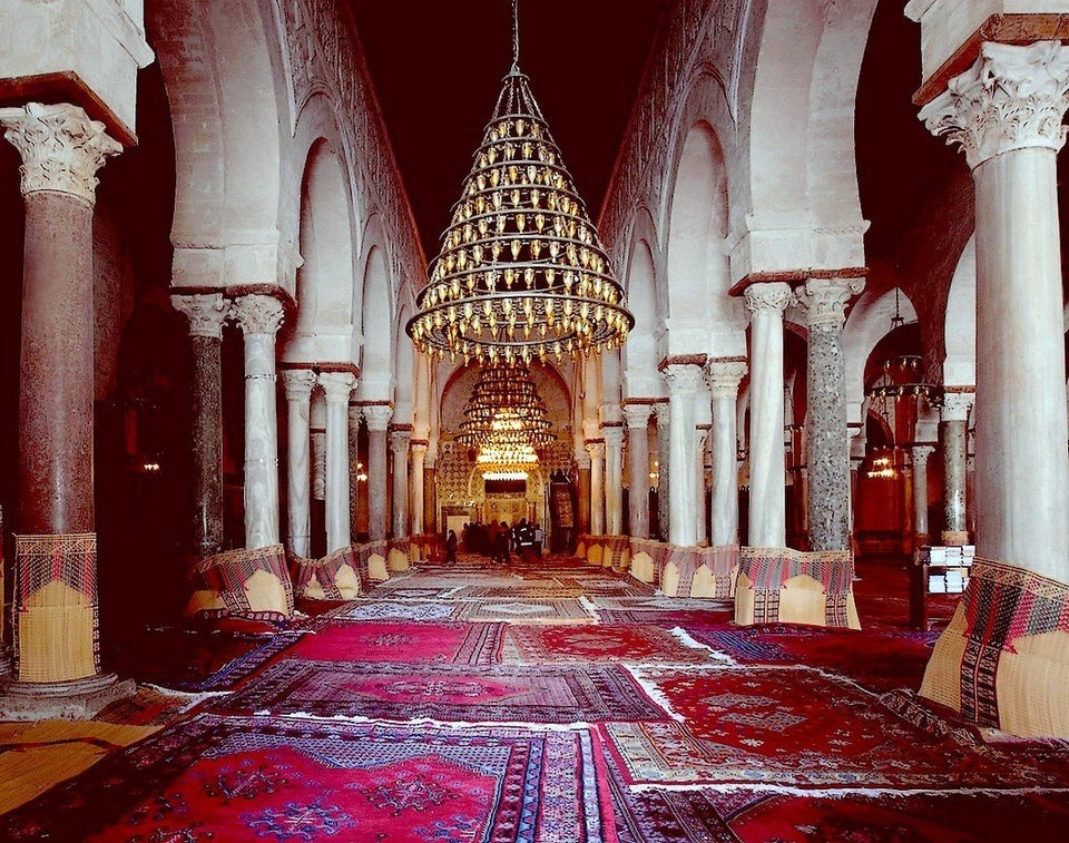Vue de la nef axiale de la salle de prière de la Grande Mosquée de Kairouan. Cette allée...
