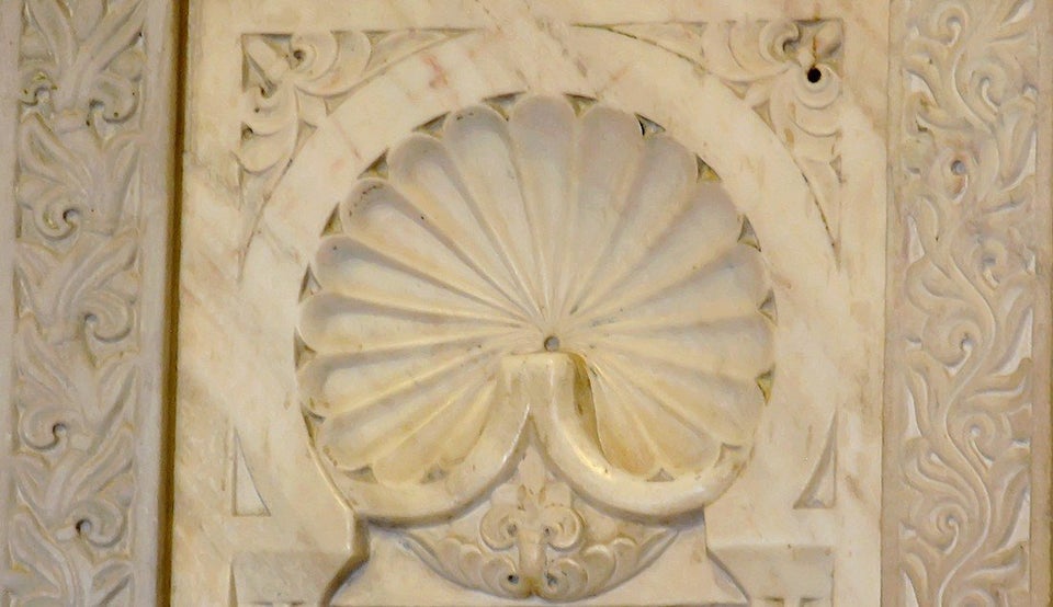 Gros plan sur l'ornementation sculptée de l'un des vingt-huit panneaux, en marbre blanc, de la...