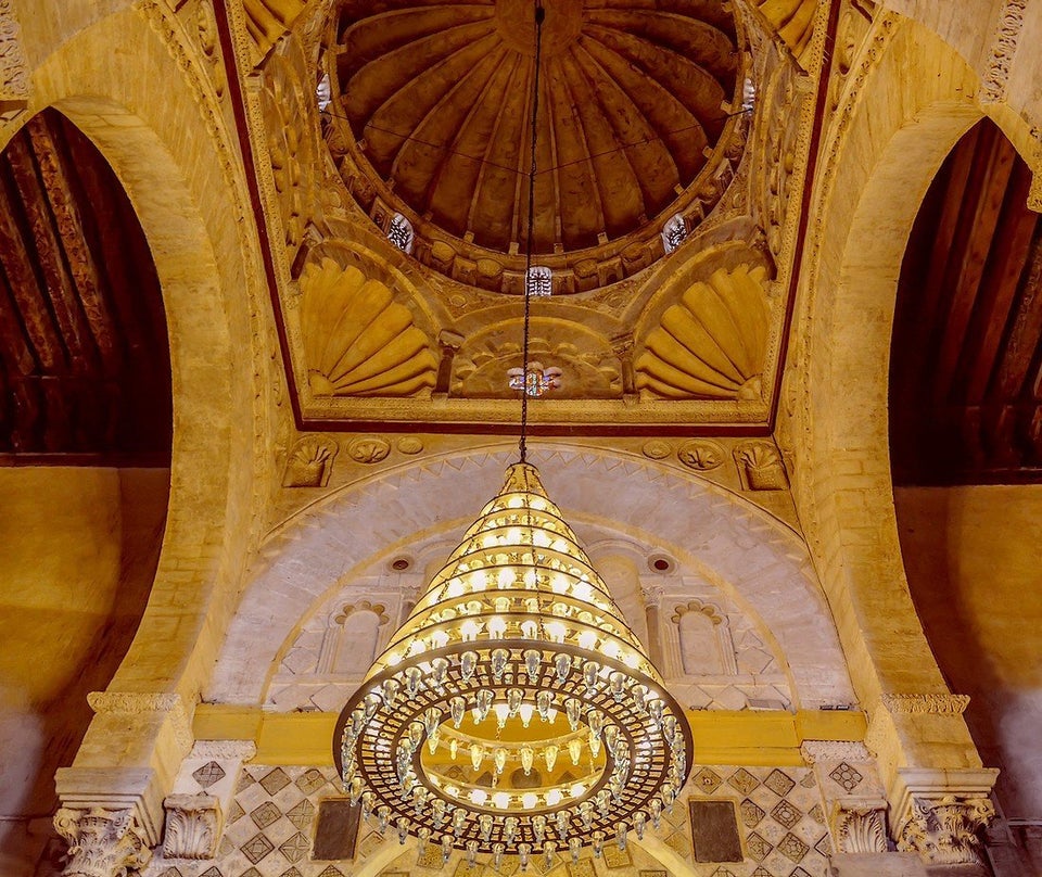 Vue de la coupole qui surplombe le mihrab, tout au fond de la nef axiale de la salle de prière...