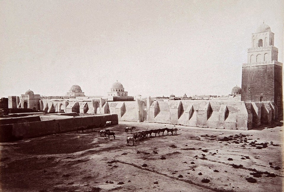 Vue d'ensemble de la Grande Mosquée de Kairouan telle qu'elle apparaissait dans les années...