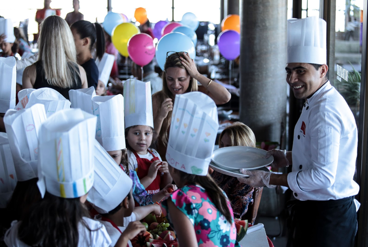 Em aula para crianças na unidade brasiliense do restaurante especializado em carnes premium.