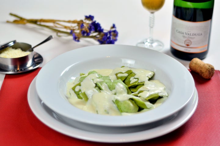Ravioli de rúcula recheado com abóbora ao molho gorgonzola do Bella e Rô.